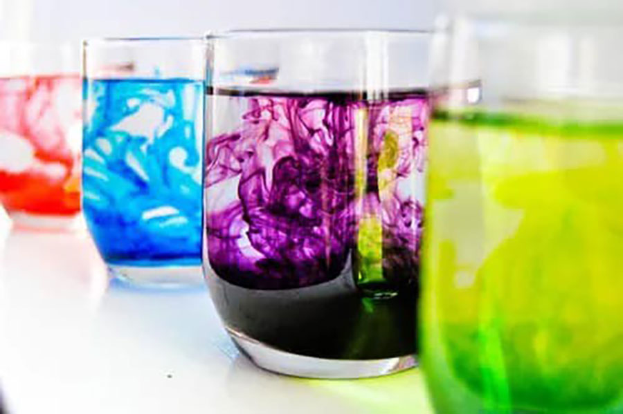Растворение краски. Стакан с разноцветной водой. Цветная вода в стакане. Цветной в воде. Эксперименты с красками.